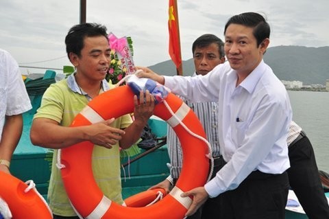 Van Huu Chien also gives personal buoy to fishermen Van Huu Chien also gives personal buoy to fishermen
